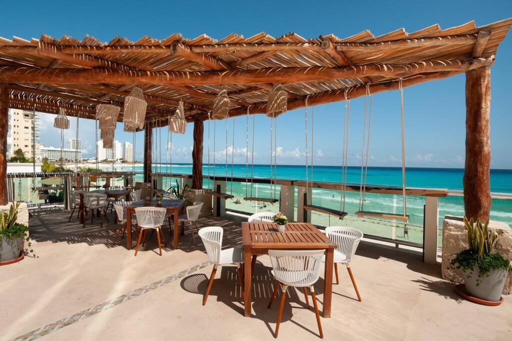 *TURQUOISE ESCAPE- Beachfront Studio by Casa Paraiso* - B&B Cancún