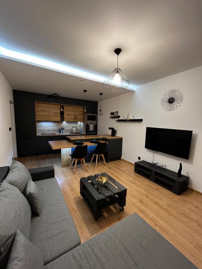 Spaní na paletách kousek od centra Hradce Králové - B&B Hradec Králové