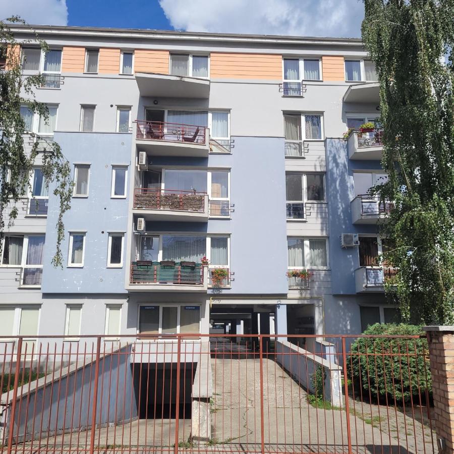 Lovely Apartment Near City Center (w/ Parking) - Ferienwohnung