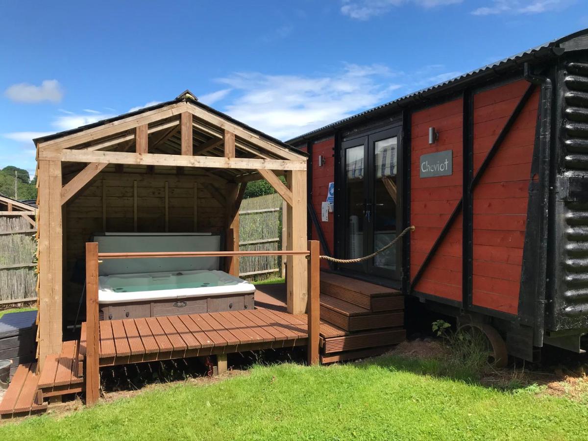 B&B Clodock - Luxury Railway carriage with own private hot tub - Bed and Breakfast Clodock