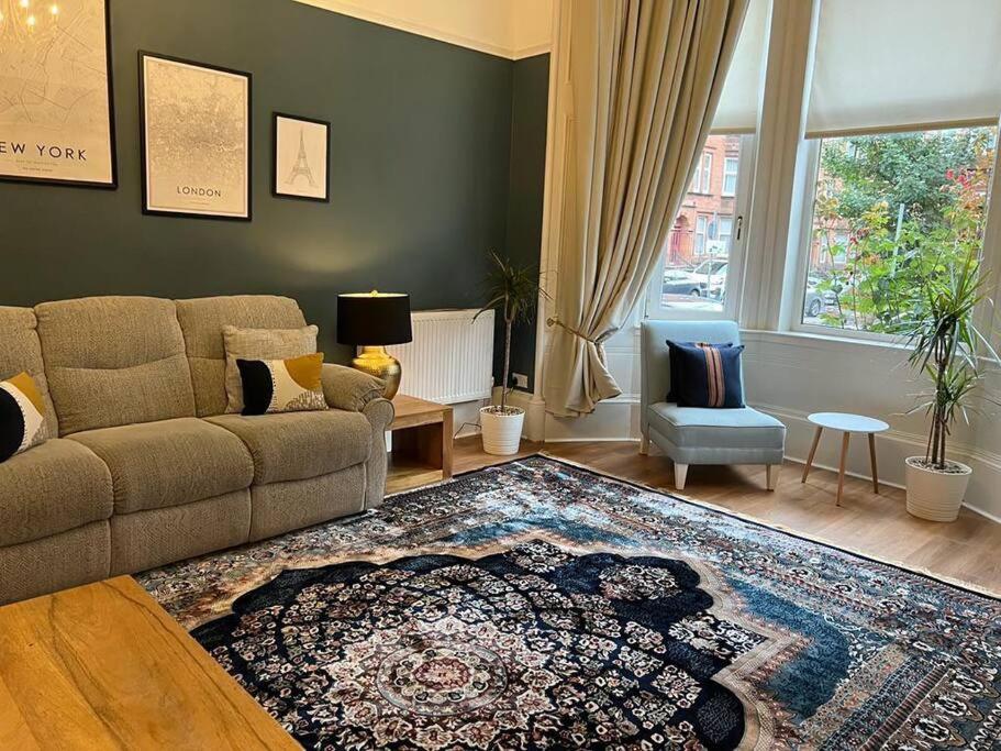 B&B Glasgow - Victorian 3 BR main door flat, King size beds , large rooms - Bed and Breakfast Glasgow