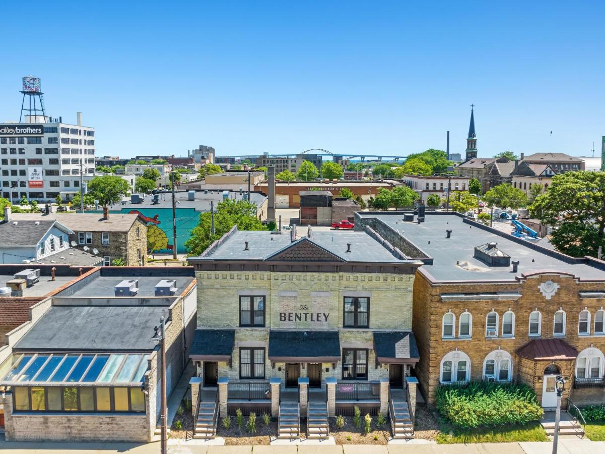 The Bentley Condotel, Heart of Walkers Point with Garage, Yard - Bed and Breakfast