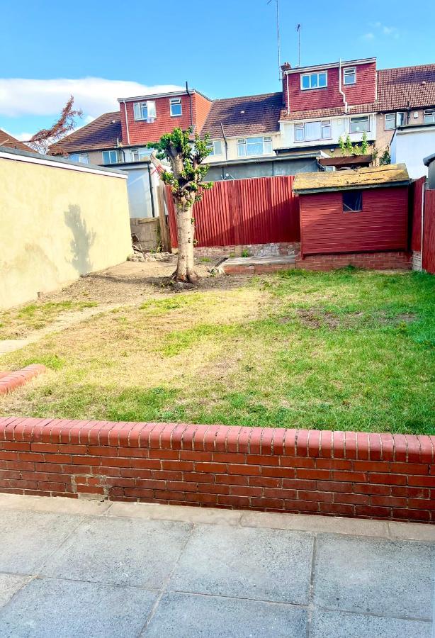Modern four bedroom semi-detached house with off street parking 8 min drive to Wembley stadium, 5 miles to Central London - B&B