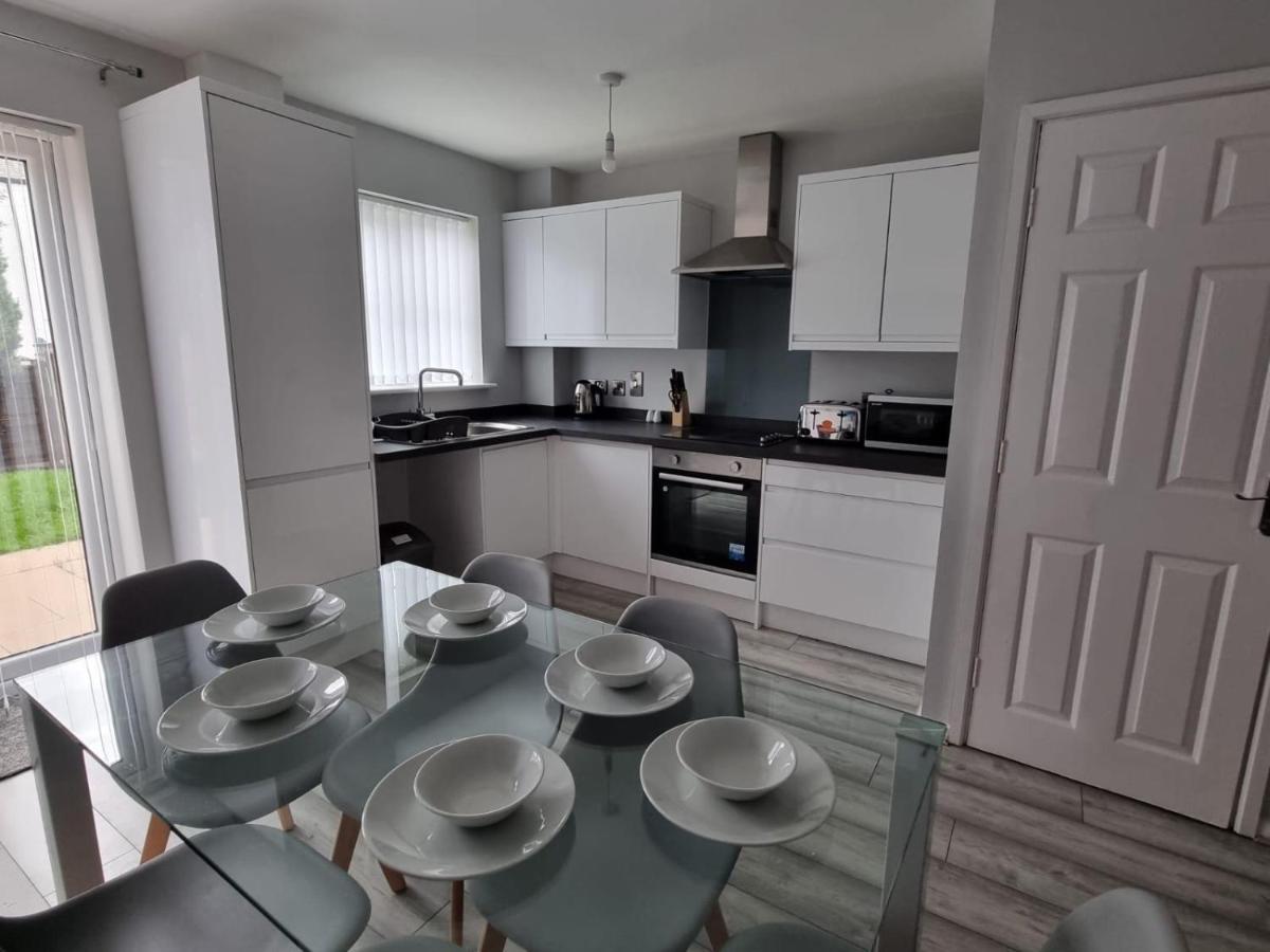 Beautiful 4 bed home, Sleeps 6, driveway parking, With sky & BT sports - Ferienwohnung