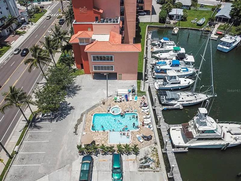 Gulf Coast Gold Private Condo - 2bed, 2bath, Sleep 6, Across Street from Beach, Balcony Views Of Sunsets, Beach & Gulf, Pool, Gym - B&B