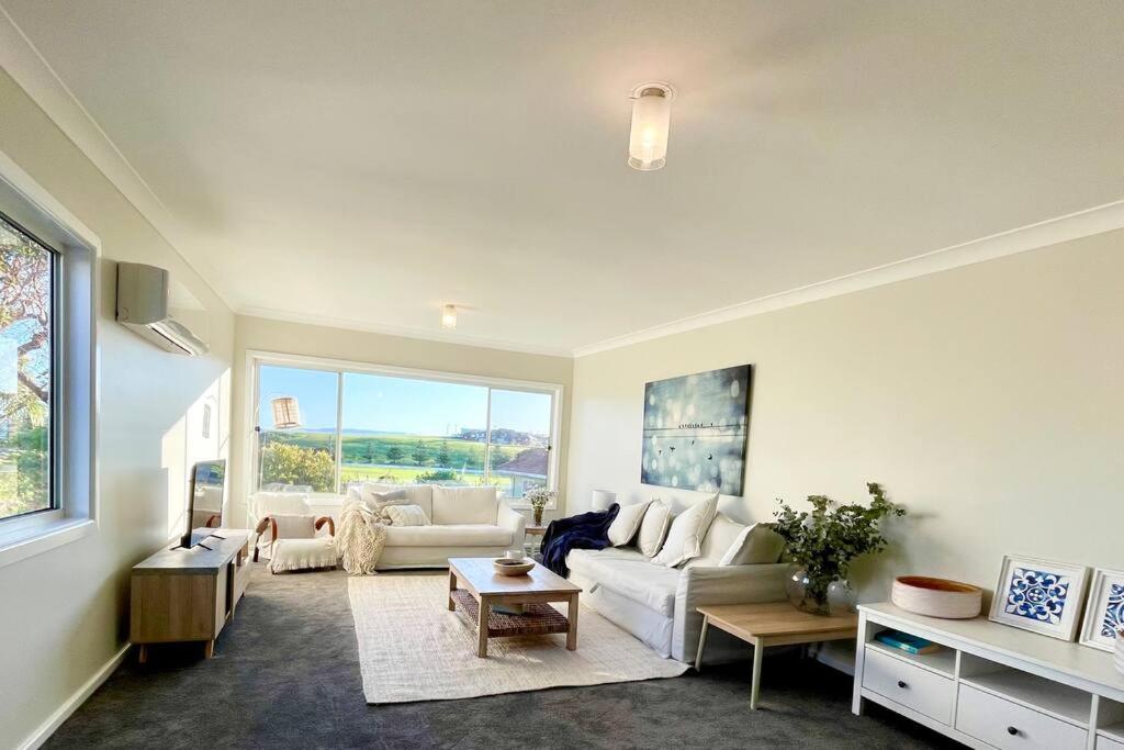 B&B Port Kembla - Beautiful 4-bedroom original beach cottage in Port Kembla - Bed and Breakfast Port Kembla