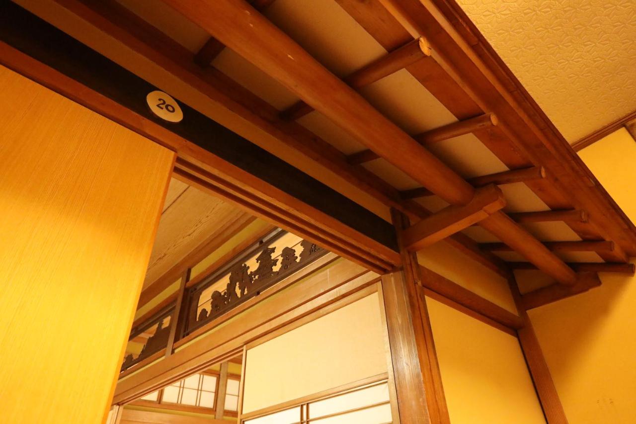 Im japanischen Stil eingerichtetes Zweibettzimmer mit Gemeinschaftsbad