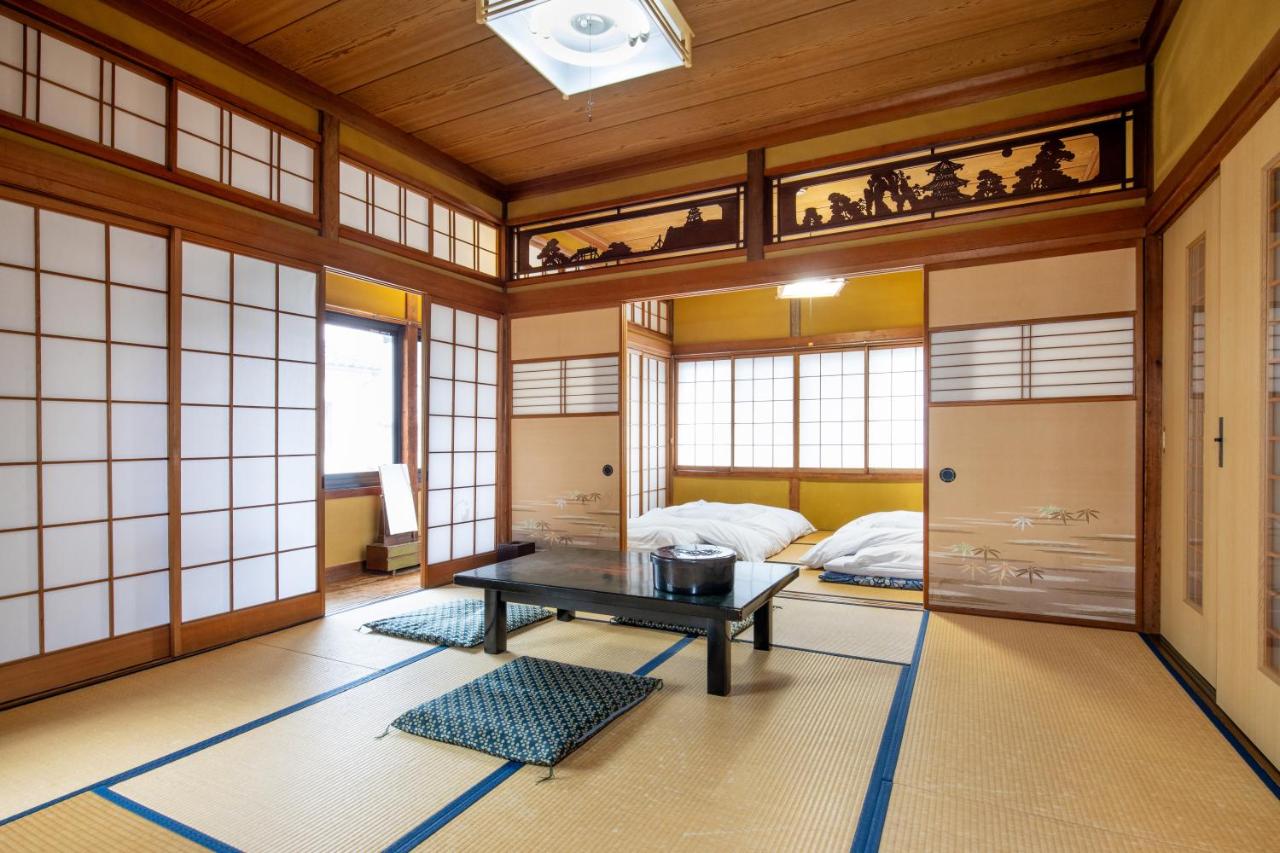 Japanisch eingerichtetes Zweibettzimmer mit Gemeinschaftsbad.