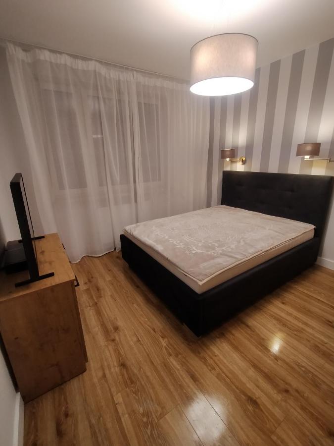 Fajny apartament z parkingiem, obok metra. - B&B Varsovia