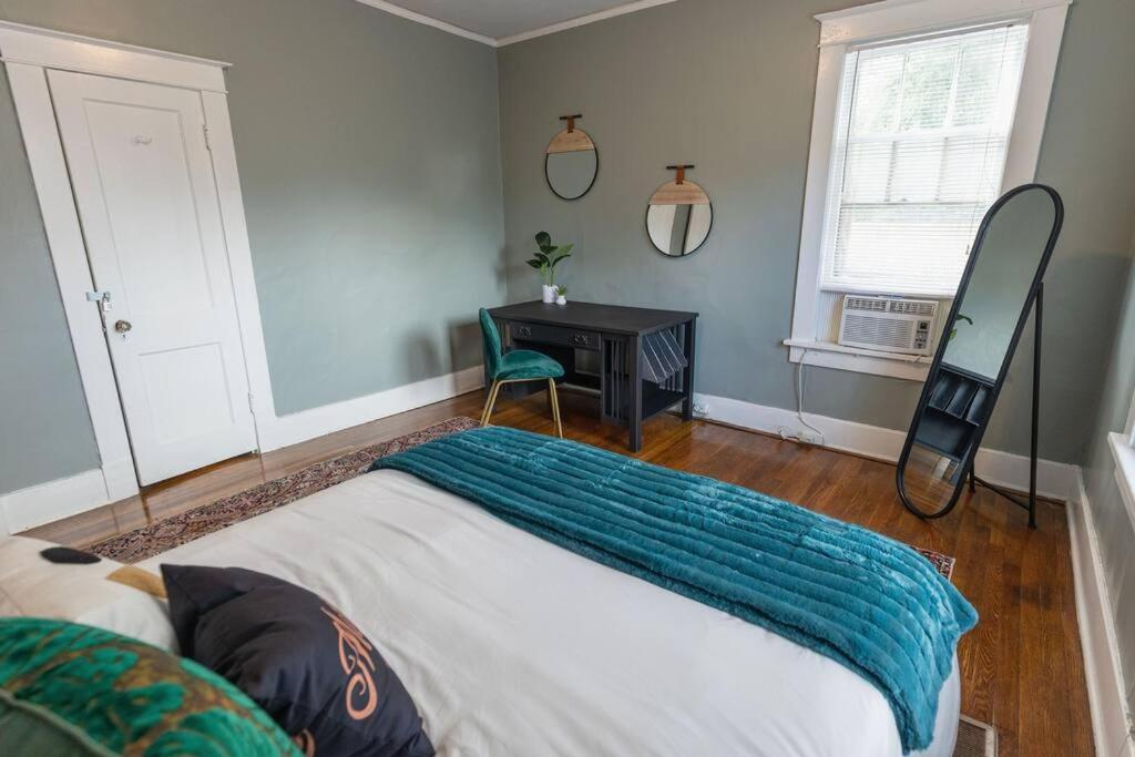 Historic Revival 2BR Midtown Memphis Fast Wifi Free Parking Yes Pets - Bed and Breakfast