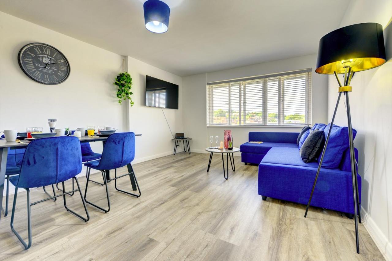 Spacious - PENTHOUSE 2 Bed Apartment with secure allocated parking - B&B