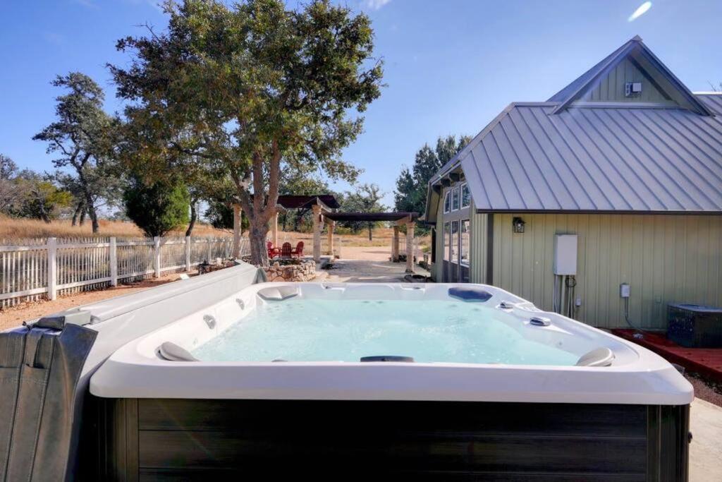 Hill Country Cabin with hot tub and dog friendly - Chambres d'hôtes Luckenbach