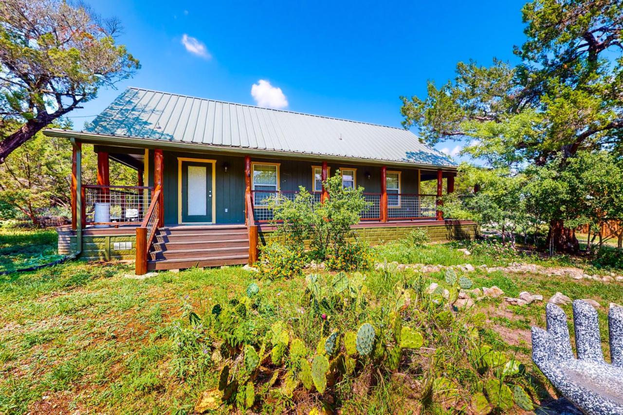 B&B Austin - Cabin-Style Book House & Writing Barn - Bed and Breakfast Austin