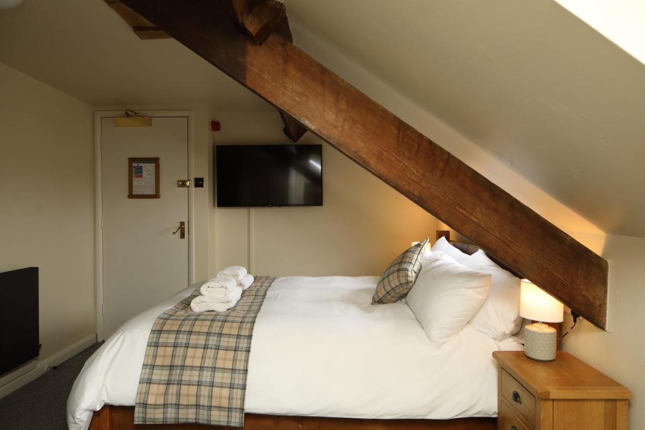Habitación con cama extragrande.
