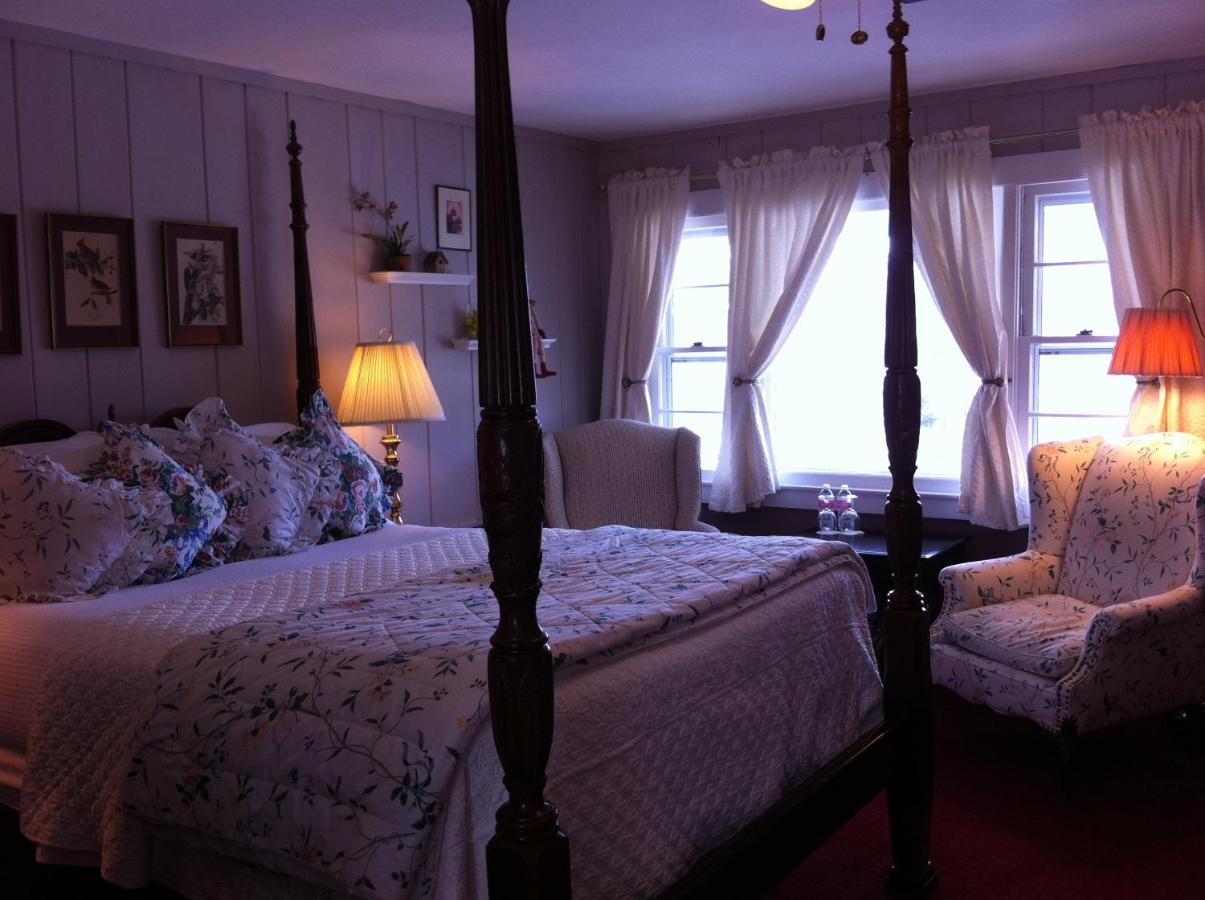 Habitación con cama grande y balcón