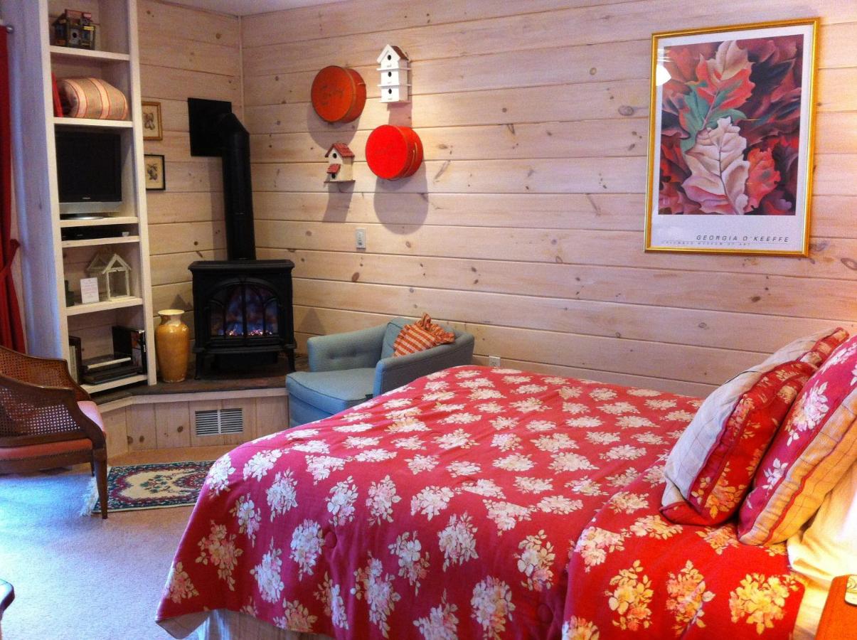 Habitación con cama grande y bañera de hidromasaje