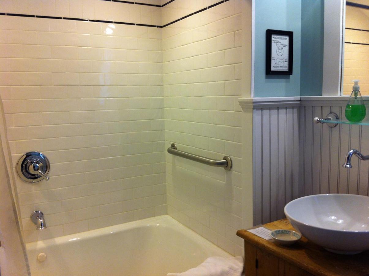 Habitación con cama grande y bañera de hidromasaje