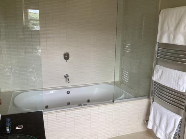 Zimmer mit Kingsize-Bett und Whirlpool