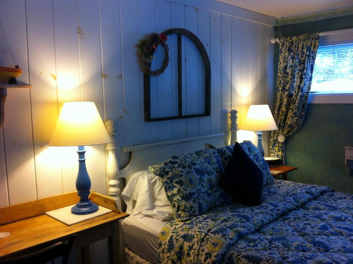 Habitación con cama grande y vistas al jardín