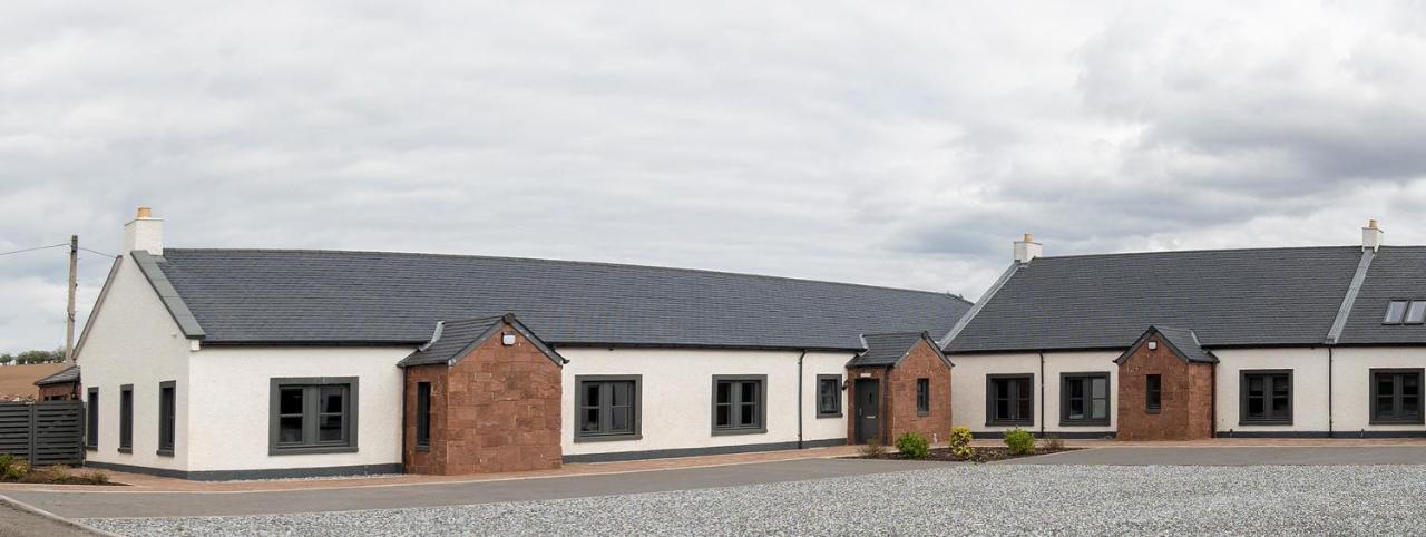 Westertonhill Newbuild Lodges with Private Hot Tub Hire Available - Chambres d'hôtes Balloch