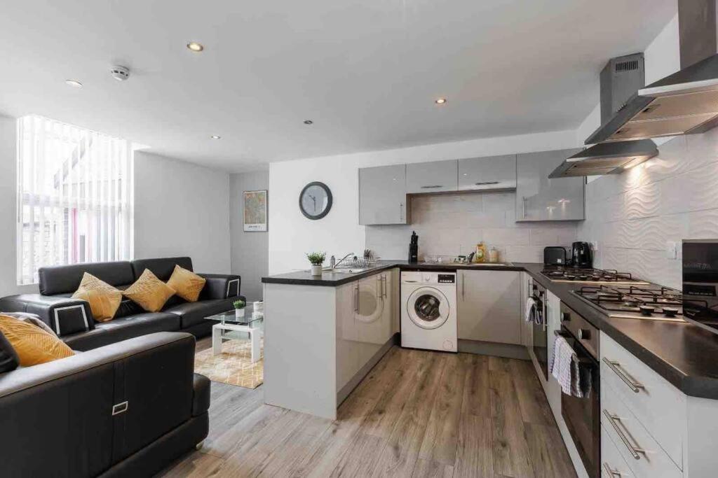 B&B Liverpool - Modern Family Home With Parking-Pem - Bed and Breakfast Liverpool