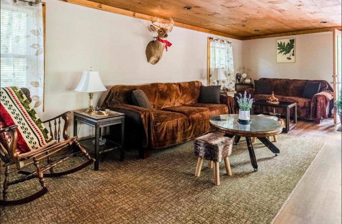 The Nook Lodge - cabin with hot tub at Shawnee and Camelback Mtn - Chambres d’hôtes