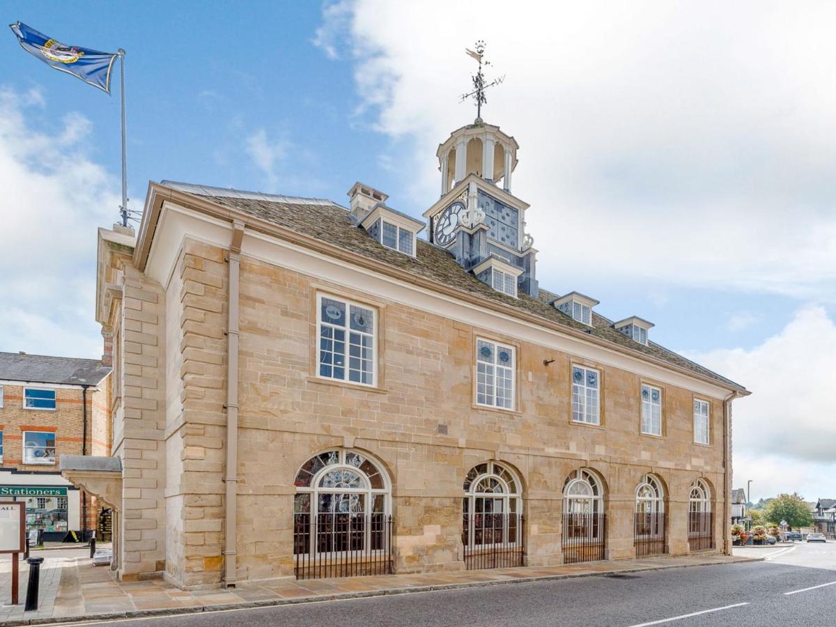 B&B Brackley - The Loft At Brackley Town Hall - Bed and Breakfast Brackley