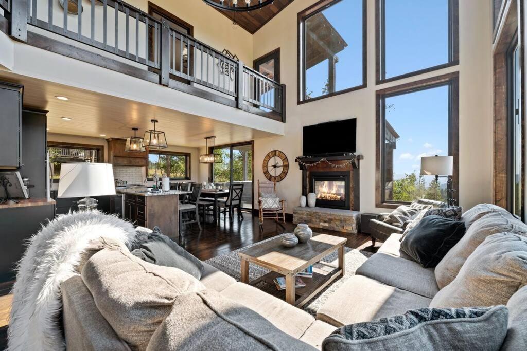 Altitude Adjustment- Panoramic Views, Sleeps 12 - B&B Lead