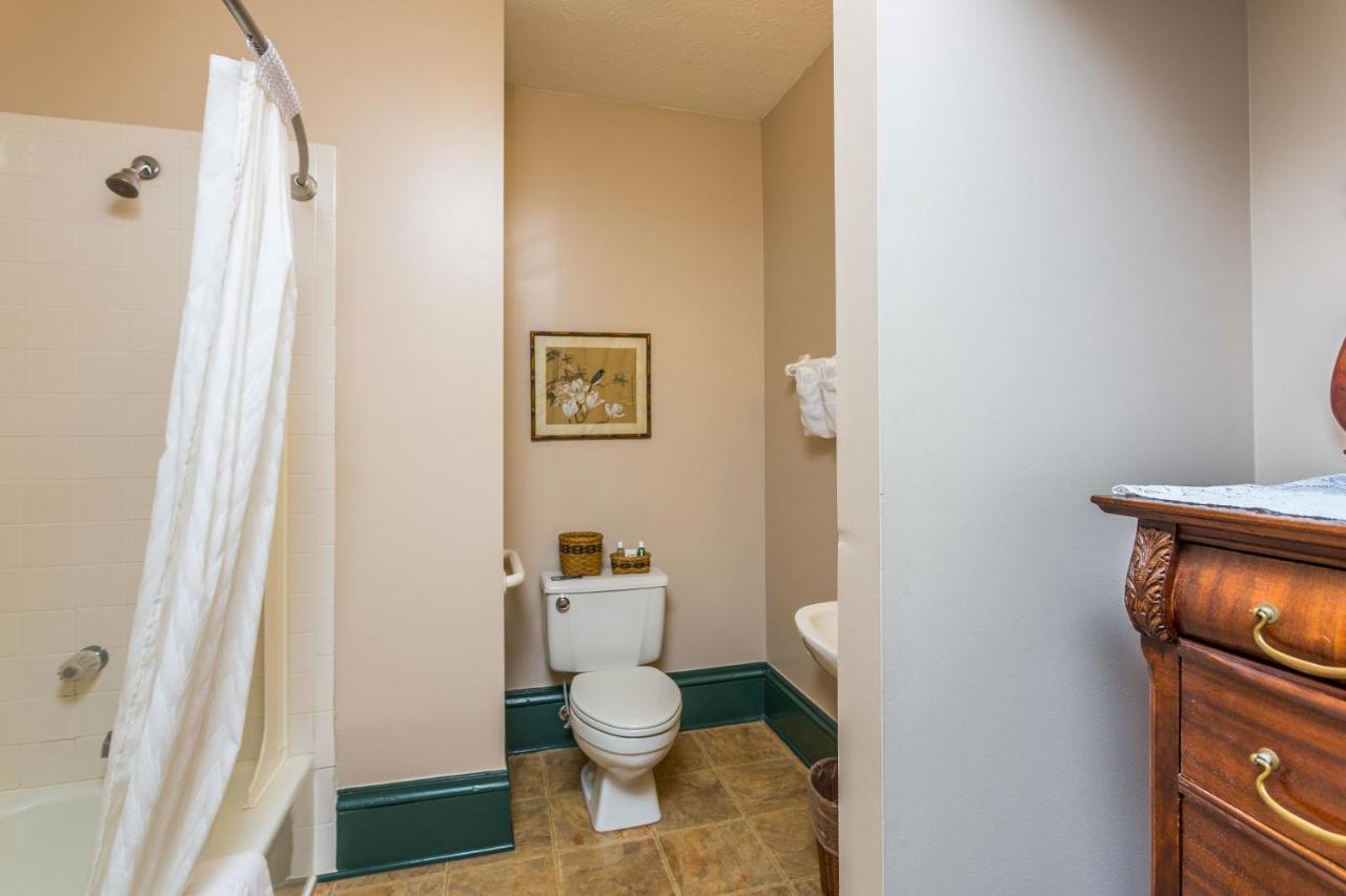 Queen Room with Two Queen Beds - Room 202