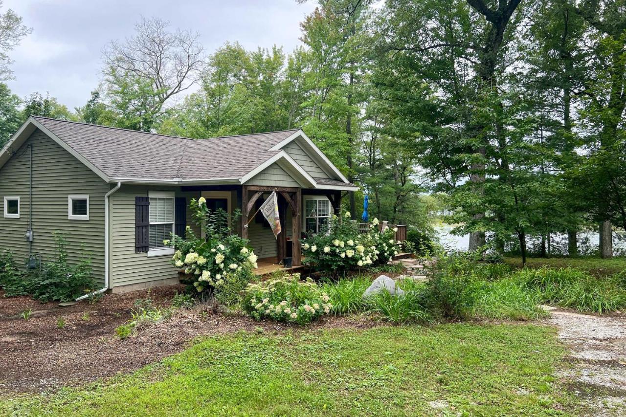 Fish, Hike and Hunt Lakeside Newaygo Cottage - B&B