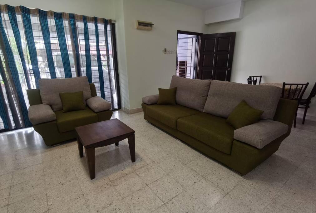 3Room 10pax SR Landed Comfy 5 Star Sofa&Bed 4 Parking - B&B Seri Kembangan