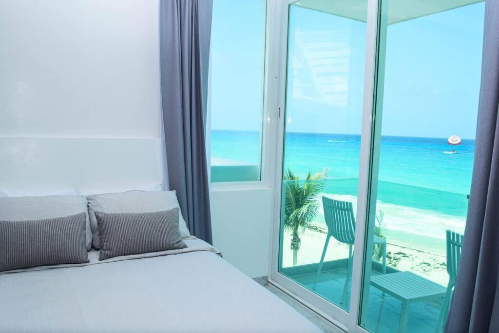 B&B Cancún - Exclusive studio on the beach, minimalist, gym, pool, jacuzzi, balcony - Bed and Breakfast Cancún