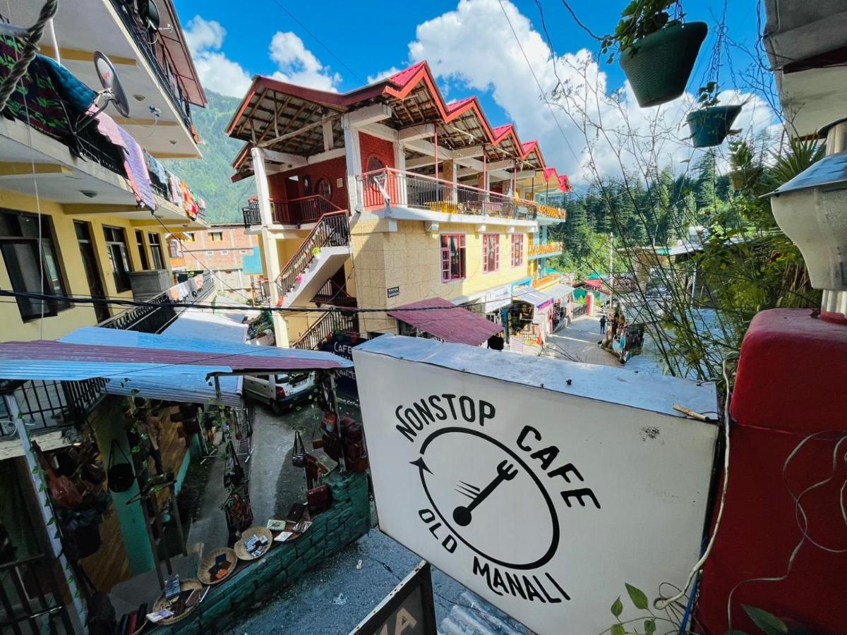 Non Stop Cafe Hostel & Stay - B&B