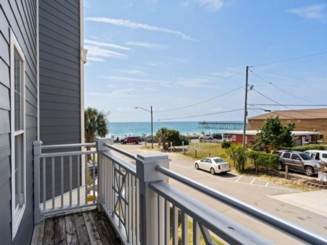 B&B Kure Beach - Kure Beach Villa - Enjoy three levels of luxury! Outdoor pool and garage parking! townhouse - Bed and Breakfast Kure Beach