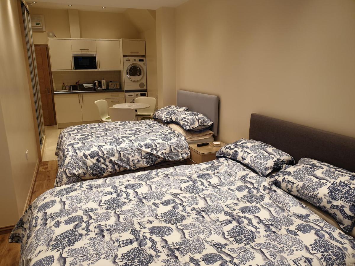 B&B Ilford - London Luxury 2 bed studio 4 mins from Ilford Stn - FREE parking, WiFi, garden access - Bed and Breakfast Ilford