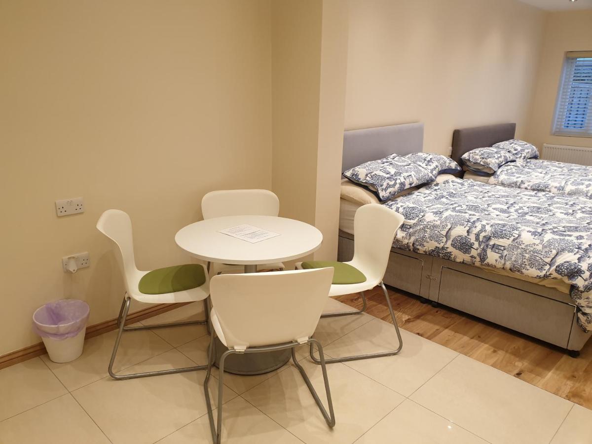 London Luxury 2 bed studio 4 mins from Ilford Stn - FREE parking, WiFi, garden access - B&B Ilford
