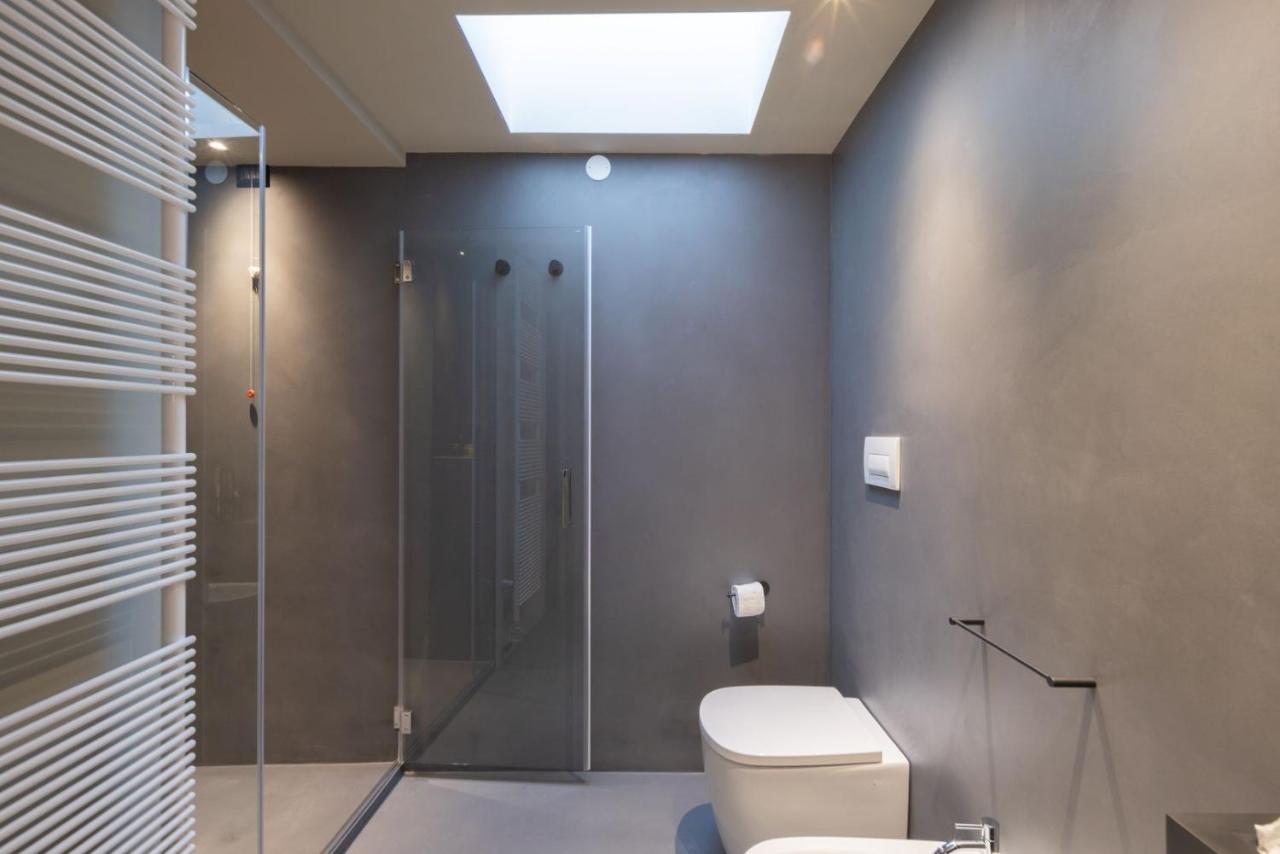 Zimmer mit Queensize-Bett und Whirlpool-Badewanne