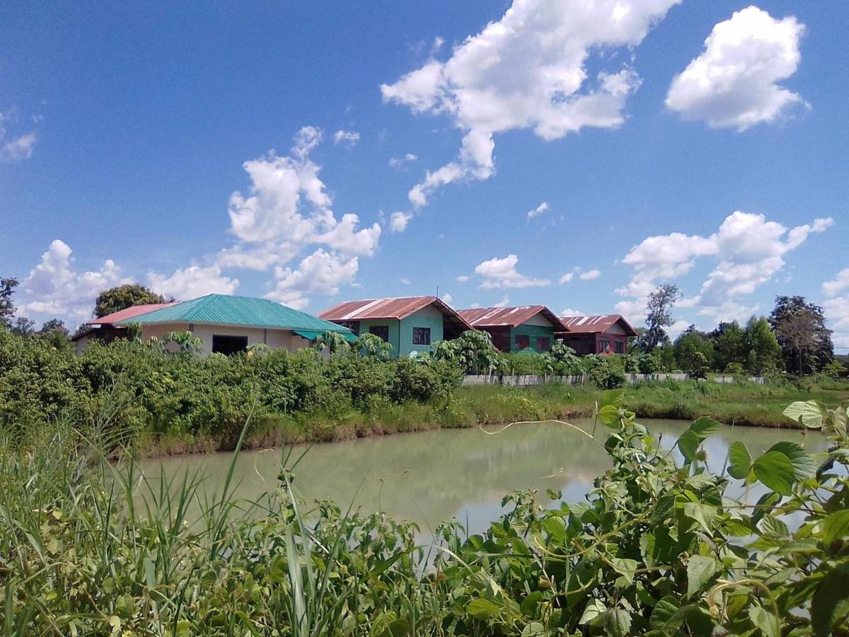 Lek's Issan Home and Travel - B&B