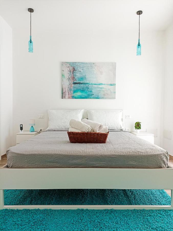 Zimmer mit Kingsize-Bett und Balkon