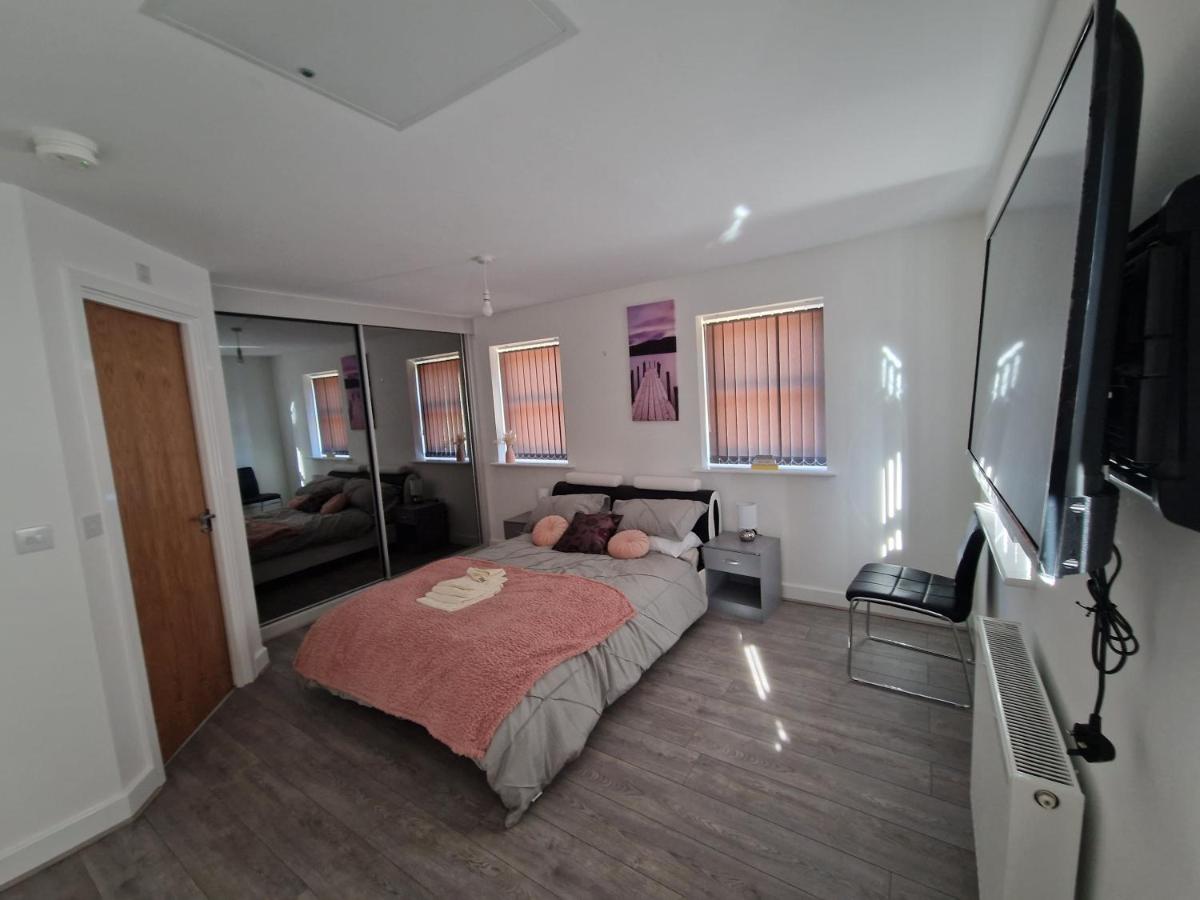 B&B Leeds - 7 Burnby Close,Leeds,LS14 1GA - Bed and Breakfast Leeds