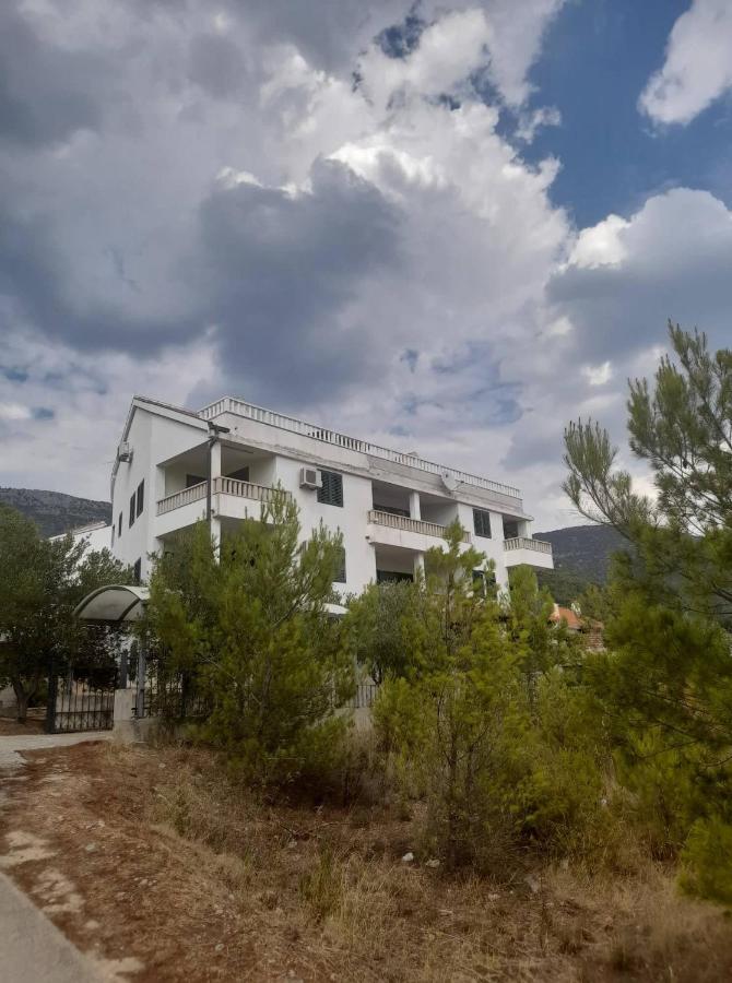 Lovely 2-bed apartment with balcony/free parking. - Chambres d’hôtes