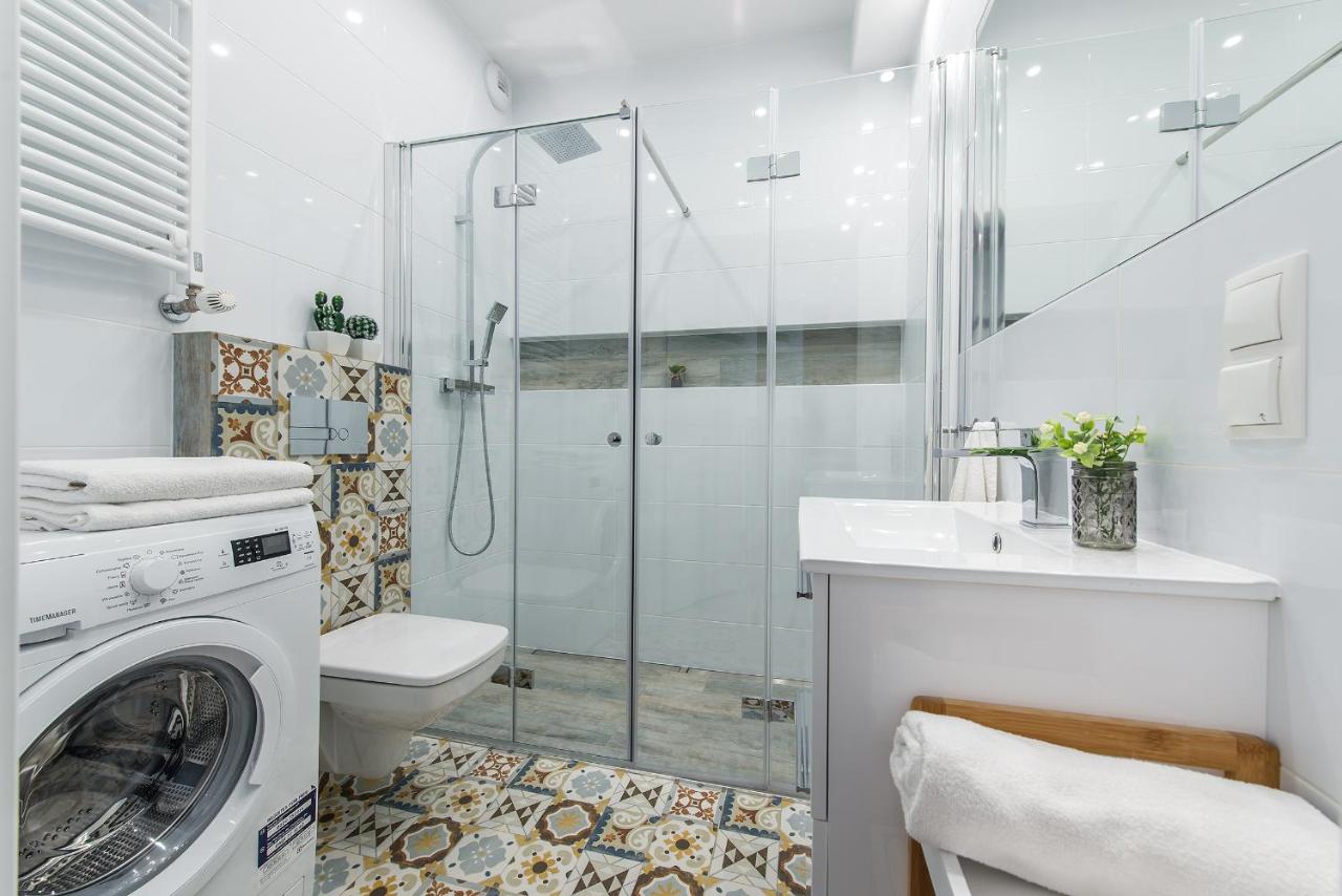 Close to Chopin airport, Moduo Cybernetyki, free parking by Cosmo Spirit - Bed and Breakfast Warschau