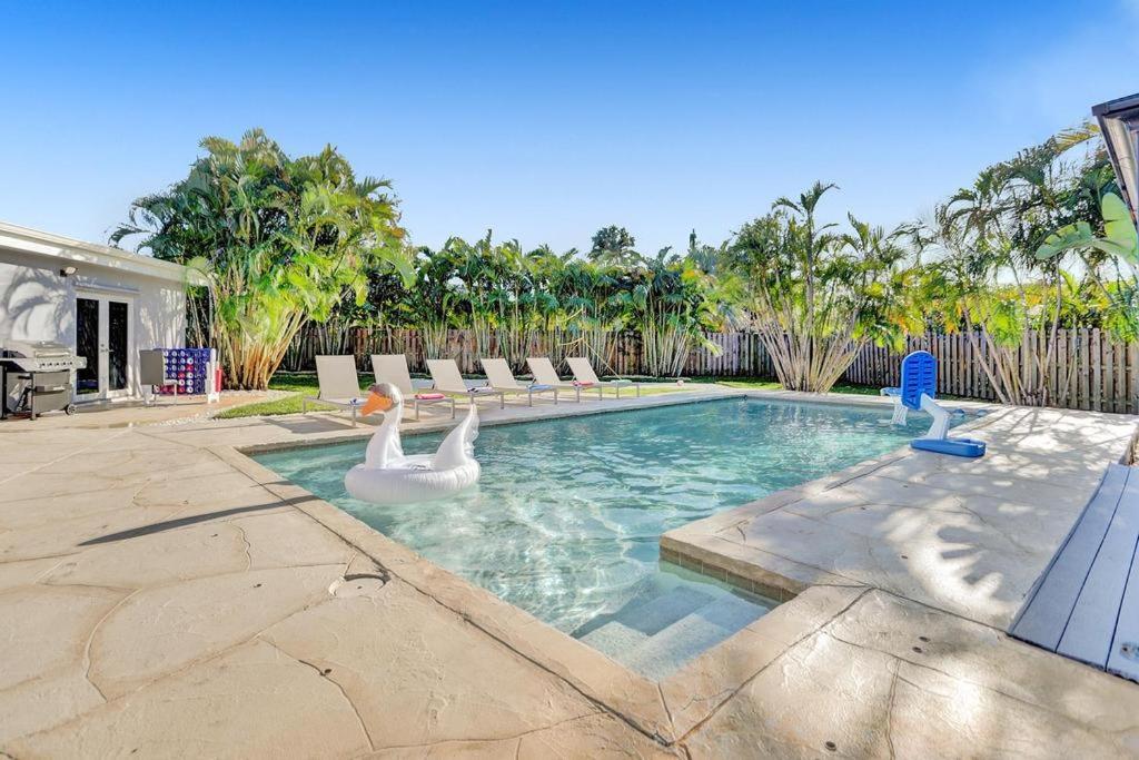 Amazing 6 Bedroom Resort - Huge Heated Pool, Beach Volley Ball, Game room - B&B