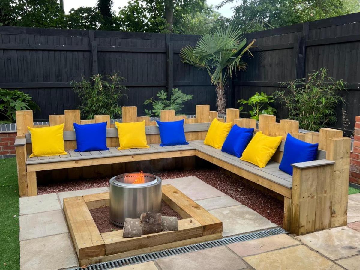 Hot tub, Fire Pit, 4 Acre garden, Luxury 5 Star Woodland Lodge - B&B