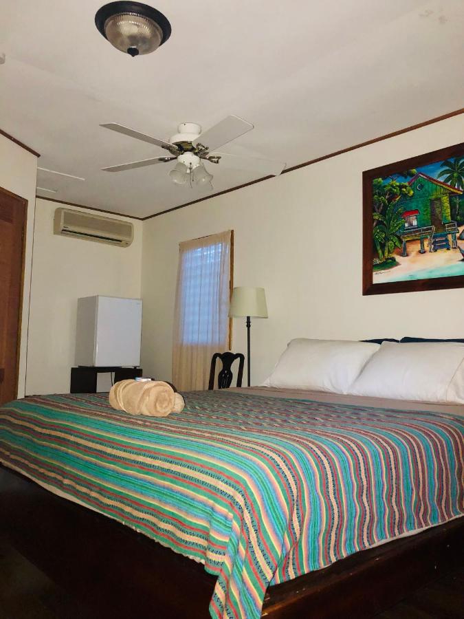 Habitación con cama extragrande.