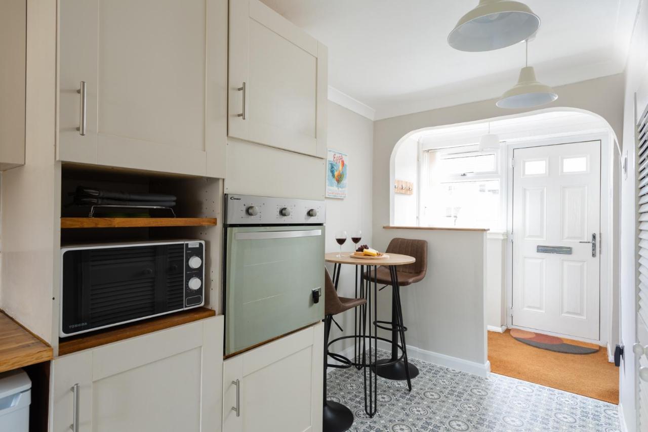 Stylish & Spacious 3BR Home With Private Driveway - Chambres d’hôtes