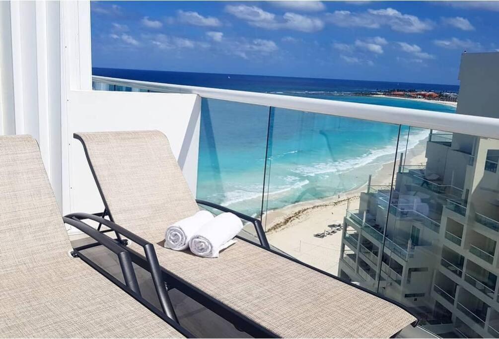 B&B Cancún - Estudio a pie de playa, increibles vistas, amanecer, atardecer, balcon, gym, jacuzi, 1807 - Bed and Breakfast Cancún