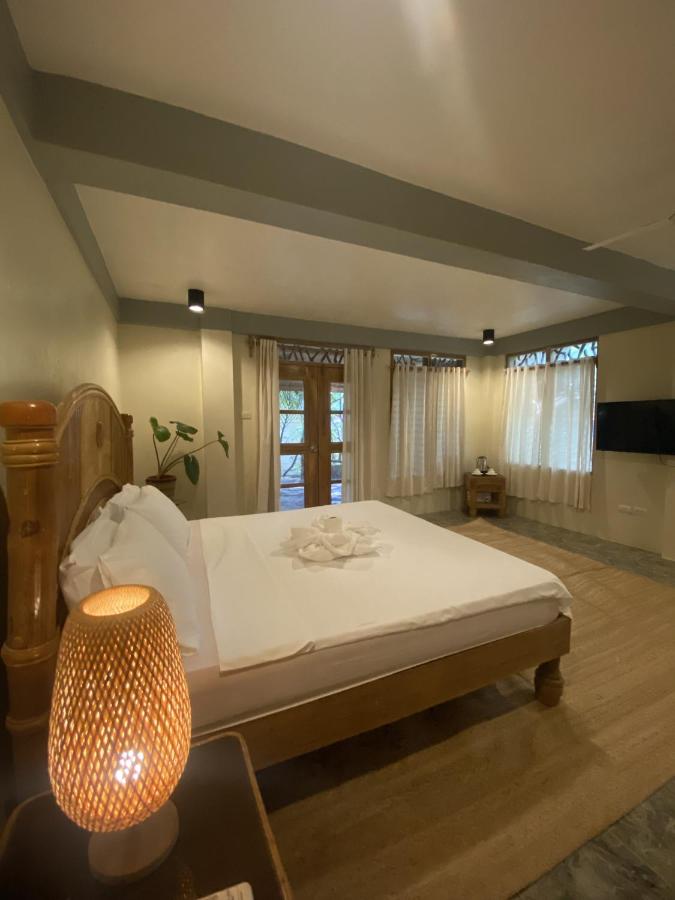 Zimmer mit Kingsize-Bett und Gartenblick. 