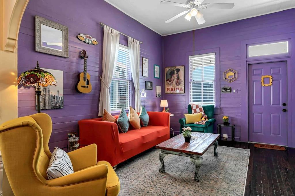 B&B Tampa - FRIENDS AIRBNB Themed 2bed 2bath walkable to all of Ybor - Bed and Breakfast Tampa