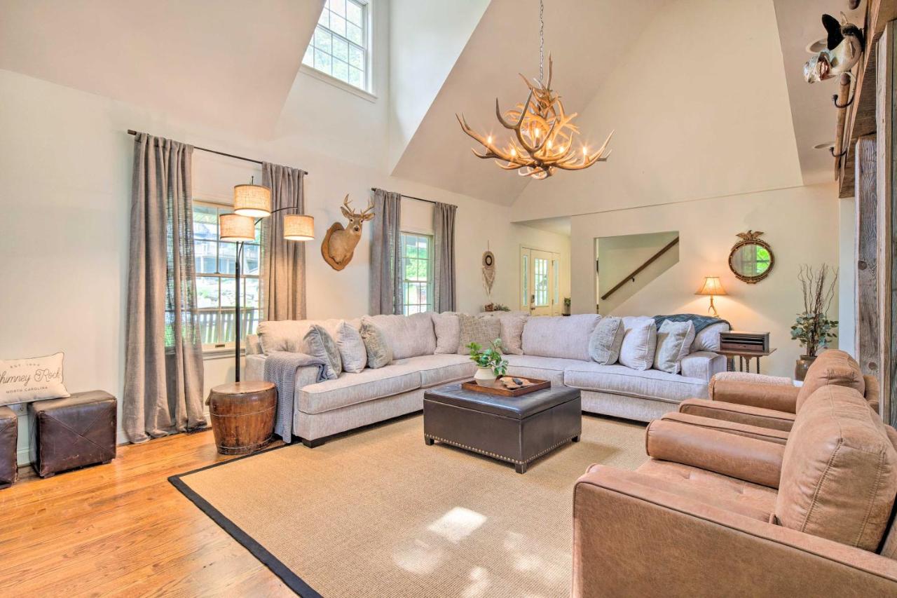 Deck with Fireplace Pet-Friendly Lake Lure Retreat - Ferienwohnung Lake Lure